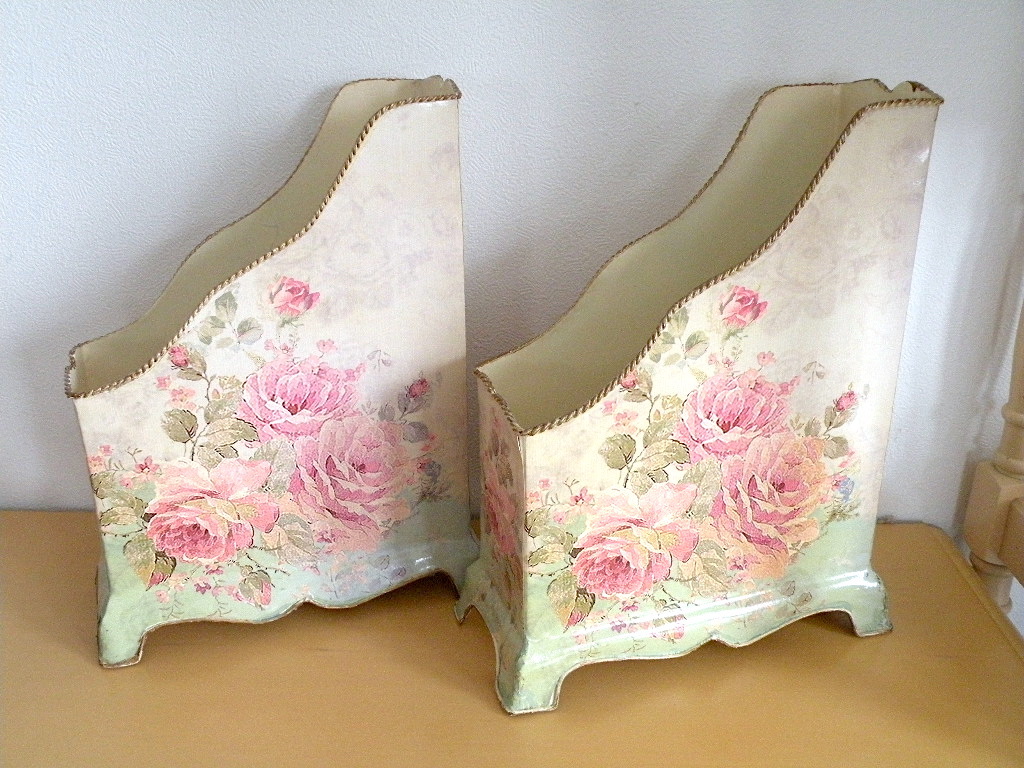 インテリア・薔薇＊ブリキのブックスタンド2個セット　薔薇のペイント　アンティーク風　ヨーロッパ　輸入雑貨