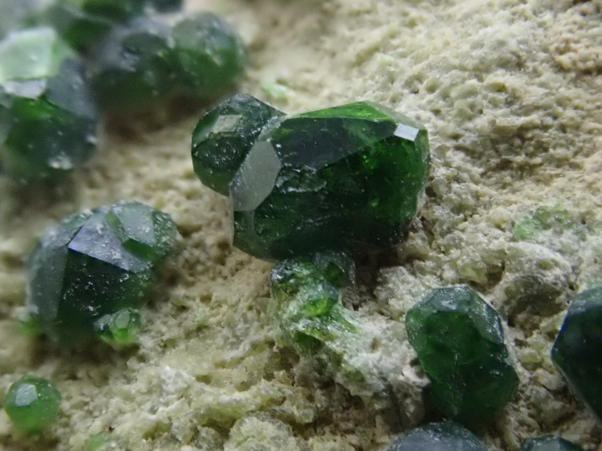 イラン産 デマントイドガーネット 翠柘榴石 灰鉄柘榴石 結晶 原石 標本