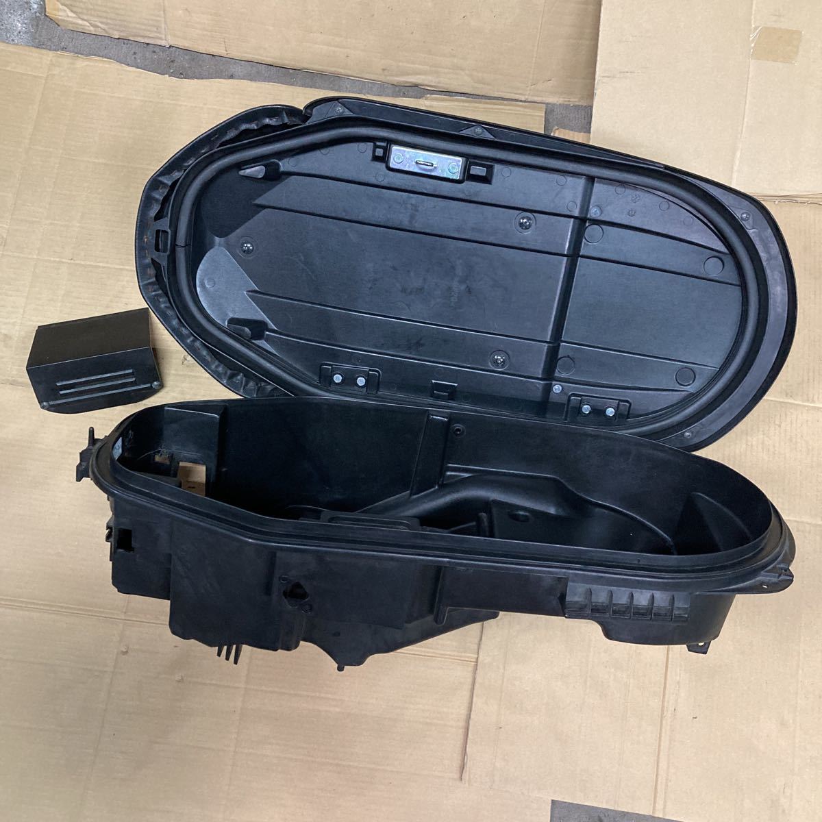ヤマハ VOX 純正 シート メットイン バッテリーカバー ネジ付 SA31J 