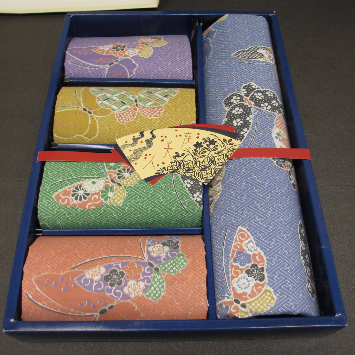 新品未開封 古伊万里 座布団カバー 5枚セット OLD IMARI 金彩 豪華 C321 座美人 座布団カバーセット 五色蝶 サイズ：約 55cm×59cm 5枚