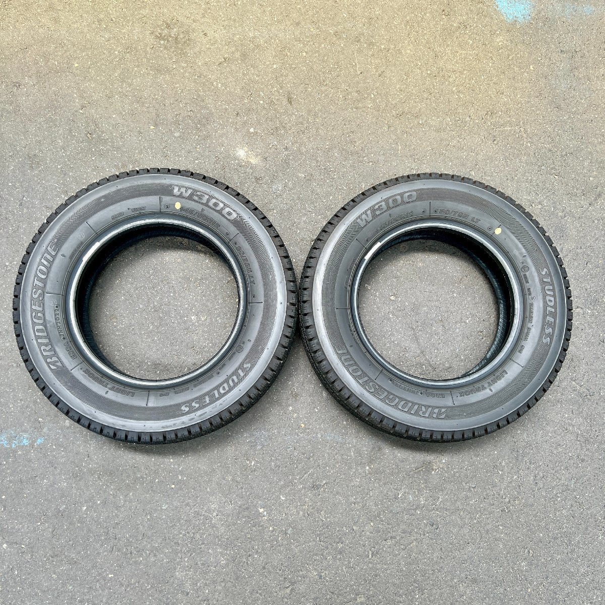 スタッドレスタイヤ2本セット　BRIDGESTONE W300(ブリヂストン W300)　145/80R12 80/78N LT　2022年製　3/5ミリ