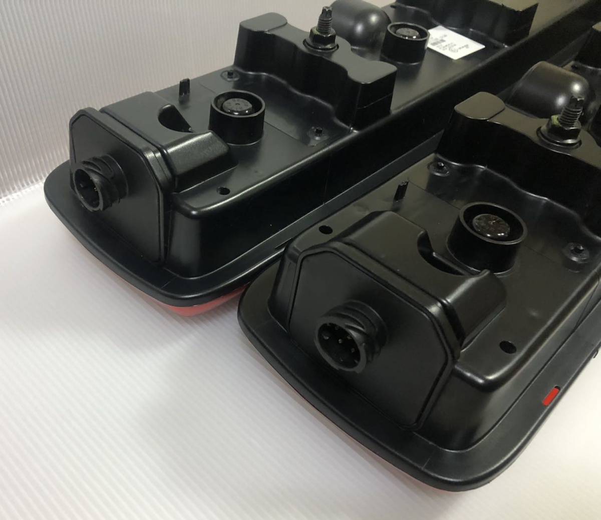 UDトラックス UDクオン 純正 ボルボテール左右セット新車外し 新車外し