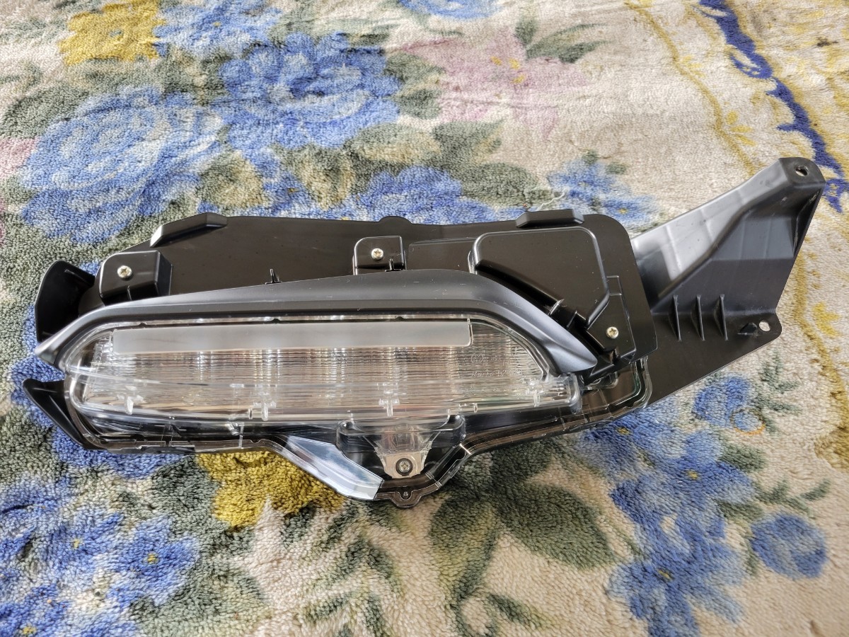 ヤリスクロス【MXPJ10】右デイタイムランニングランプ☆良品☆コイト52  