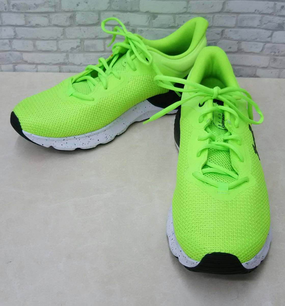 UNDERARMOUR アンダーアーマー 3025420-301 チャージドエスケープ 28cm
