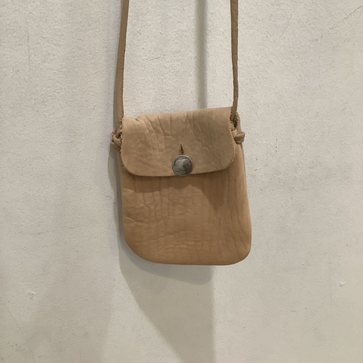 超 同様 HERZ ヘルツ メンズ ロゴ型押し カーフ レザー 本革 