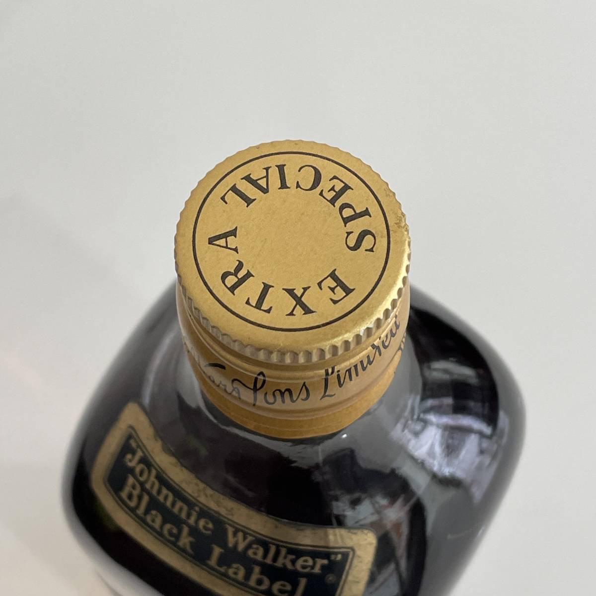 ジョニーウォーカー ブラックラベル ジョニ黒 金キャップ 白紋章 約
