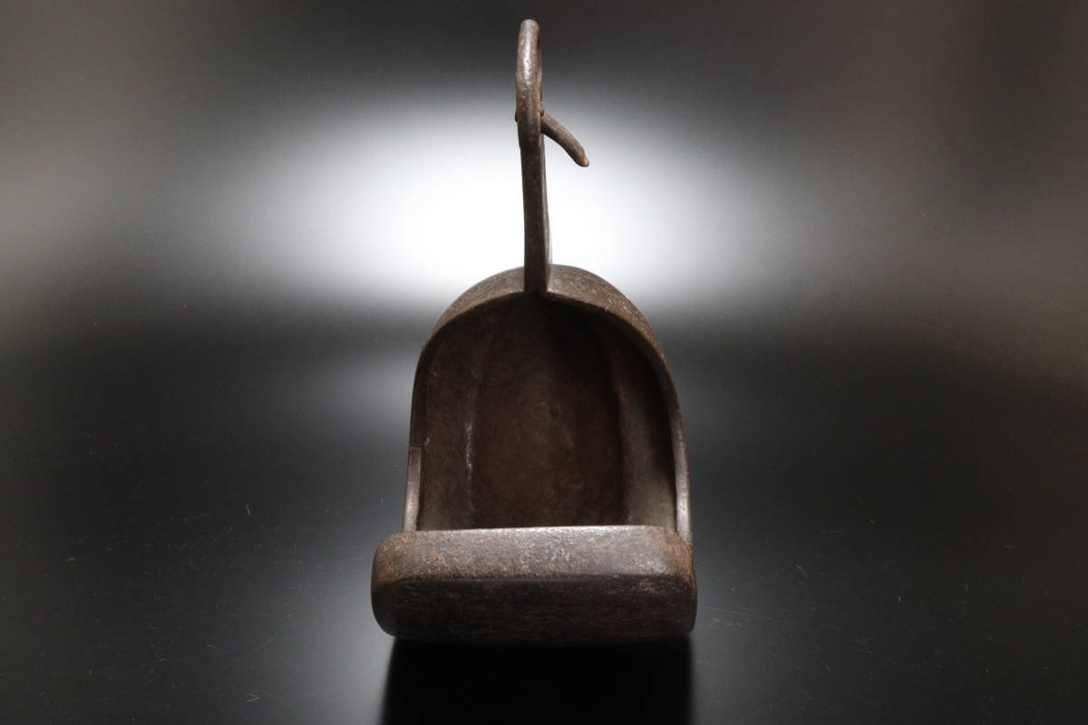 K834 武具 馬具 鉄地 獅子図 鐙