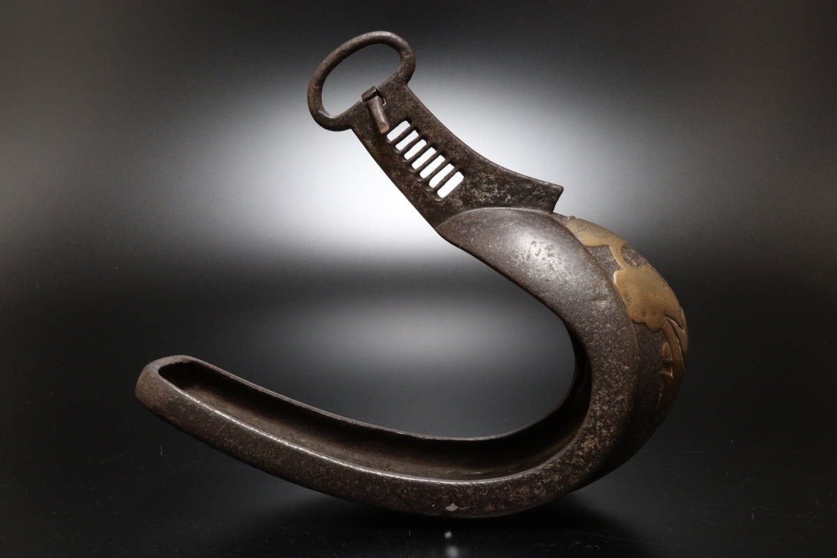 K834 武具 馬具 鉄地 獅子図 鐙