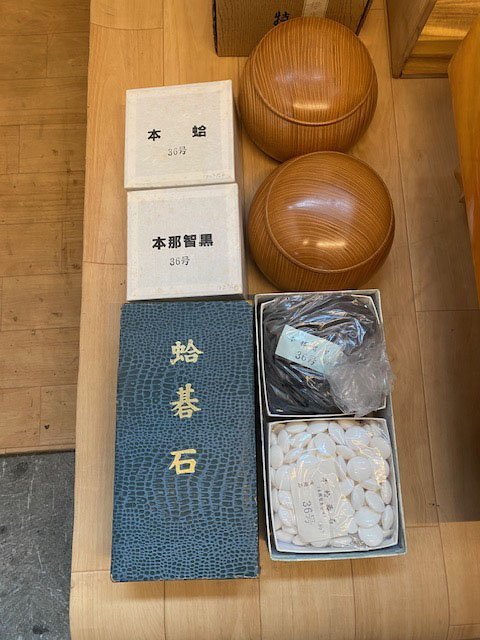 中古品】碁盤セット 蛤碁石・天然木碁筒・碁盤 ※匂い、劣化あり