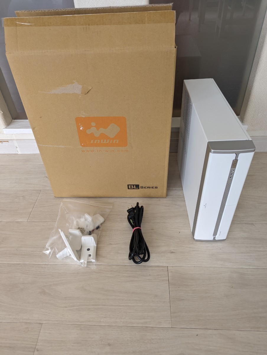 IN WIN スリムケース IW-BL634/300B2 ホワイト ロジテック内蔵