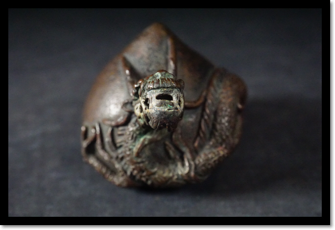 龍文様 剣装飾品 W時代物 銅製の彫刻 中国古美術 極細工 工芸品 美術品置物 銅器 水滴 書道具 書画 書道 文房具 龍 竜 古玩 唐物 金属工芸品 中国