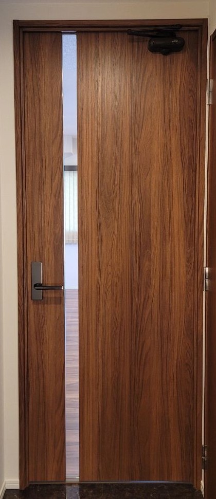 DN06- 5◇ 850＊2130(枠外) ◇左吊リビングドア ◇ 枠付 ◇ ハンドル付 ◇ クローザー付 ◇床ストッパー付 ◇ガラス付き◇展示品