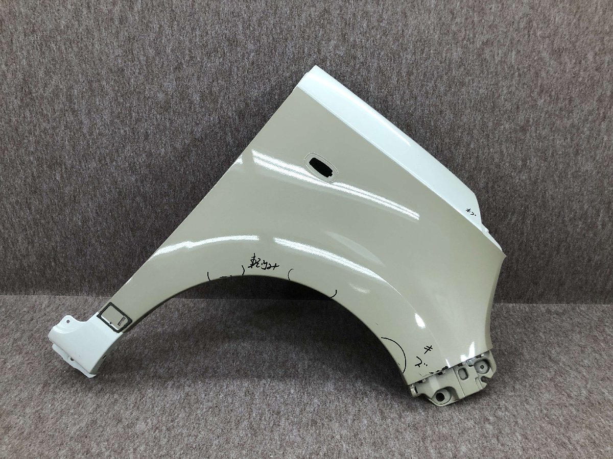 ダイハツ ムーヴキャンバス LA800S 純正 右 フェンダー 53811-B2A50
