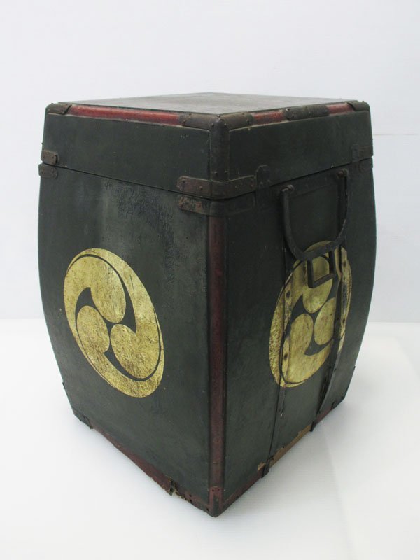 0043 木製 黒塗 前一文字 三つ巴文 鎧櫃/具足櫃 武具 具足 鎧 甲冑