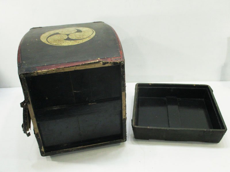 0043 木製 黒塗 前一文字 三つ巴文 鎧櫃/具足櫃 武具 具足 鎧 甲冑