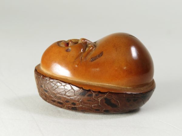 5423】明治時代 提げ物 果実 人物彫り 在銘 根付（初品・買取品） 堤