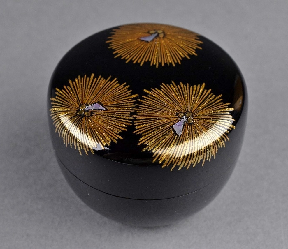 輪島塗 大雅堂 松木大輔 唐子蒔絵 香炉 純銀 共箱 純錫火屋 茶道具 中国 最高級 輪島塗 松木大輔 作 唐松蒔絵 茶箱 一式 共箱(漆芸)｜売買され