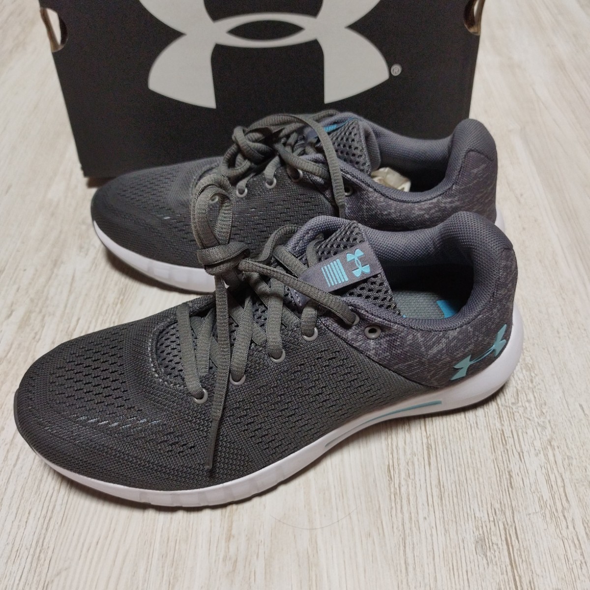 新品　アンダーアーマー　 スニーカー　シューズ　23.0cm 