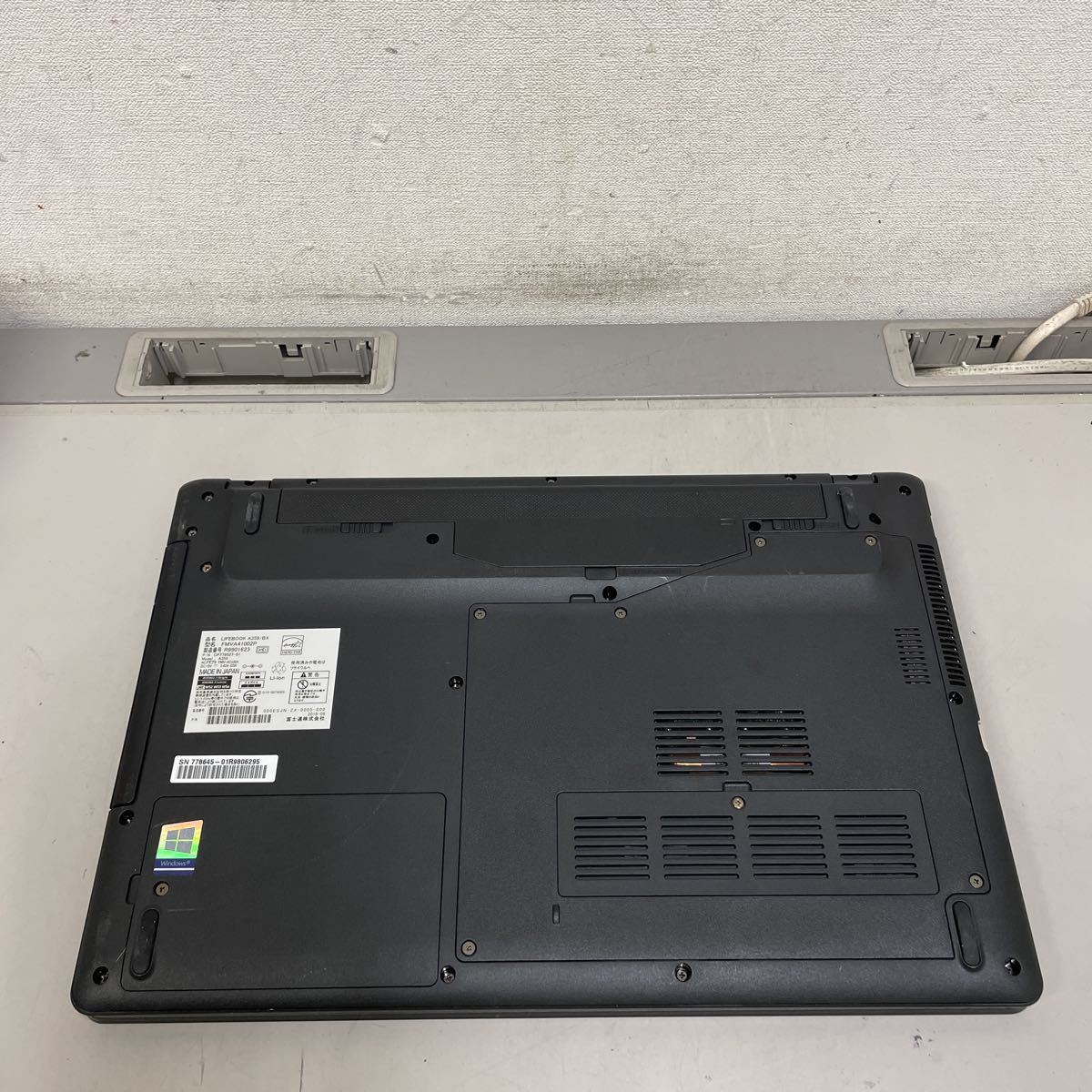 ク86 富士通LIFEBOOK A359/BX FMVA41002P Core i3 8130U メモリ4GB