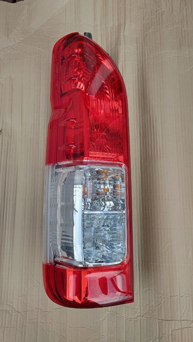 200系　ハイエース　トヨタ純正　テールライト　テールランプ　左側　助手席側　納車外し　送料込み！