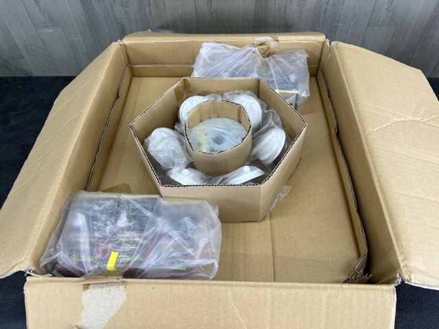 ファン用シャンデリア 【未使用】TOSHIBA BFC60010Z ネオボールシャンデリア　ネオボールZ 電球60Wタイプ6個付き 東芝/64425