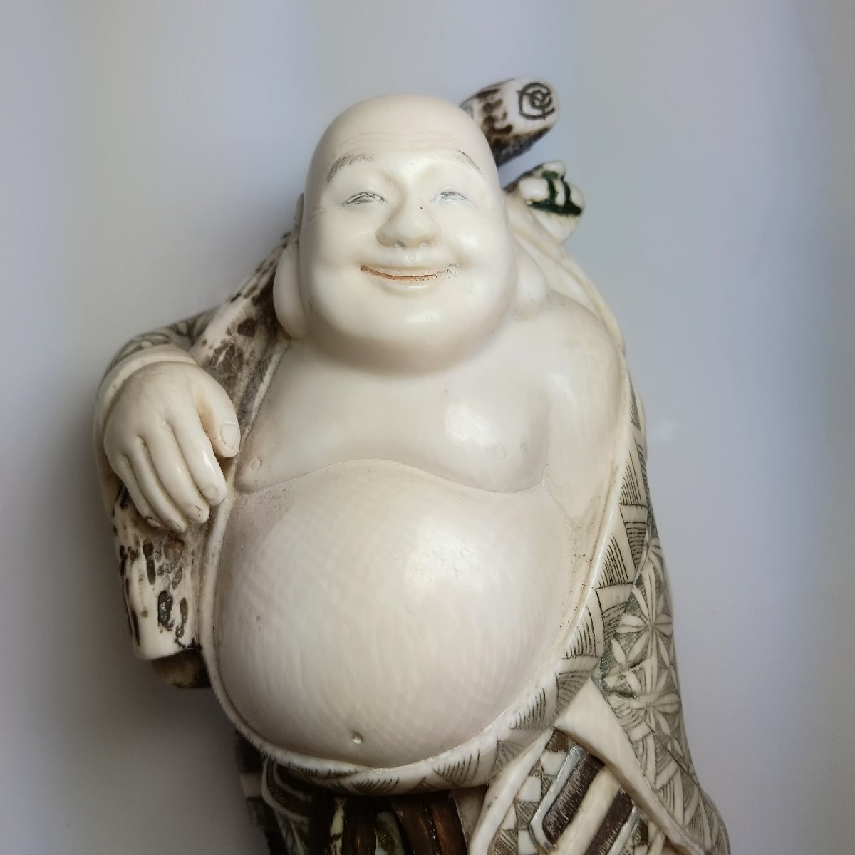 象牙風彫刻 七福神 布袋尊 在銘『芳山』細密彫刻 芯彫り 重量約255g