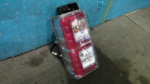ウェイクLA700S左テールライト 7kurudepa ウェイク DBA-LA700S 左 テール ランプ ライト 81560-B2610