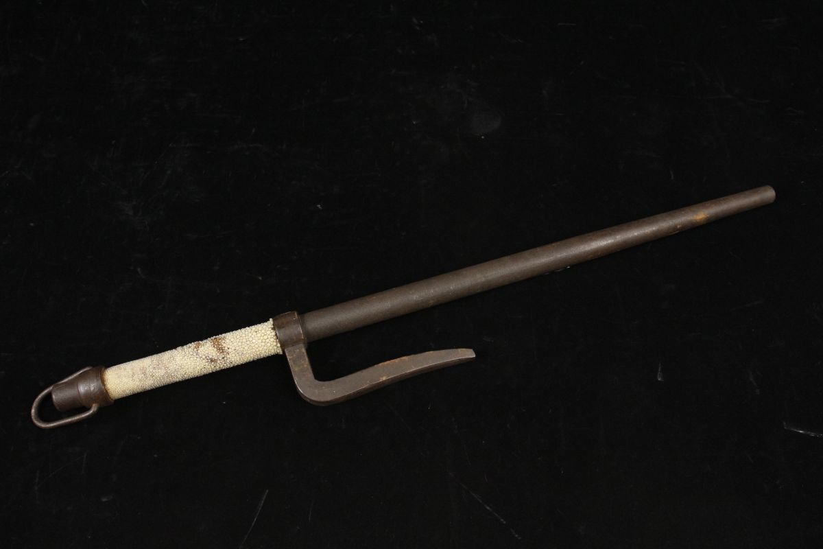 LIG】時代本歌 国友作 鉄地 鉄砲十手 50㎝ 鮫皮巻柄 時代武具 珍品