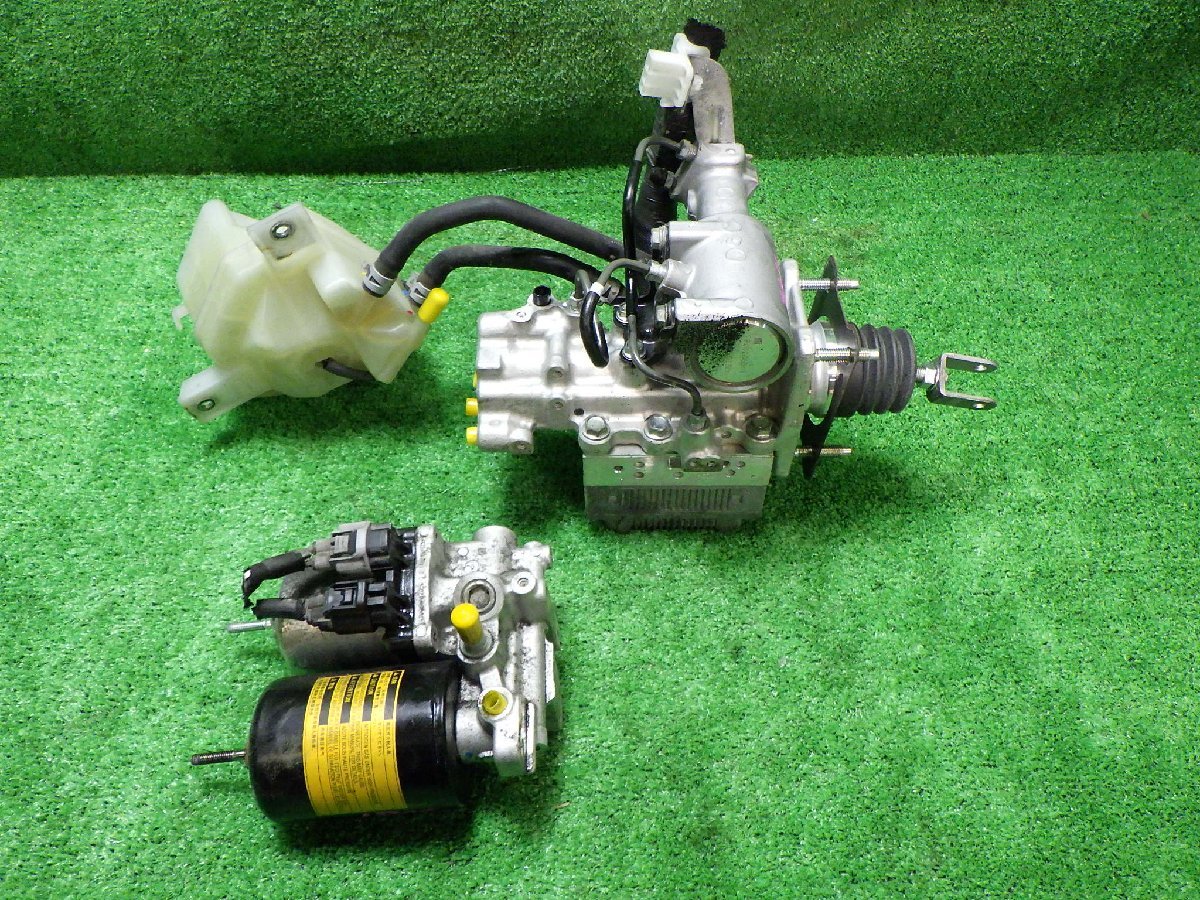 車トヨタ 純正　ブレーキブースターポンプ　DAA-ZVW30　XZ4697 トヨタ プリウス ZVW30 ブレーキマスターAssy ブースターポンプセット