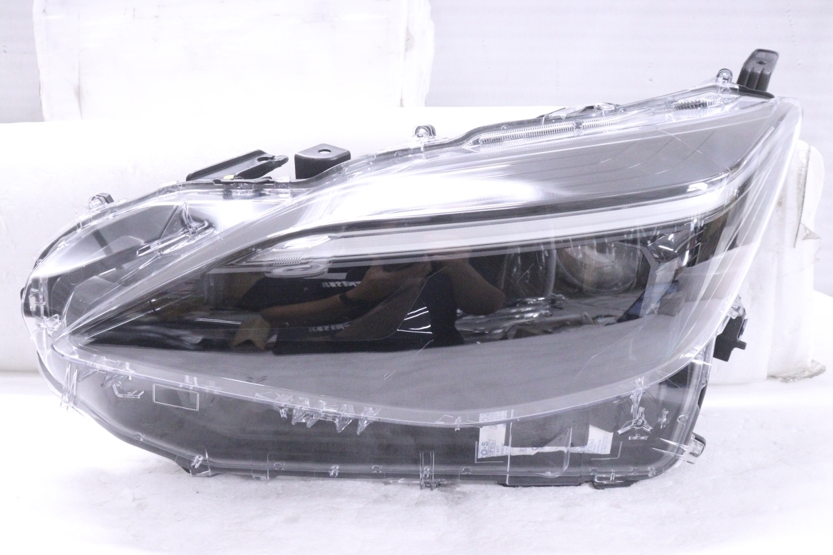 39-2610★美品★ハロゲン MXPB10 ヤリスクロス★左ヘッドライト KOITO 52-324 打刻:A4 ユニット ブラック 純正★トヨタ (YM)