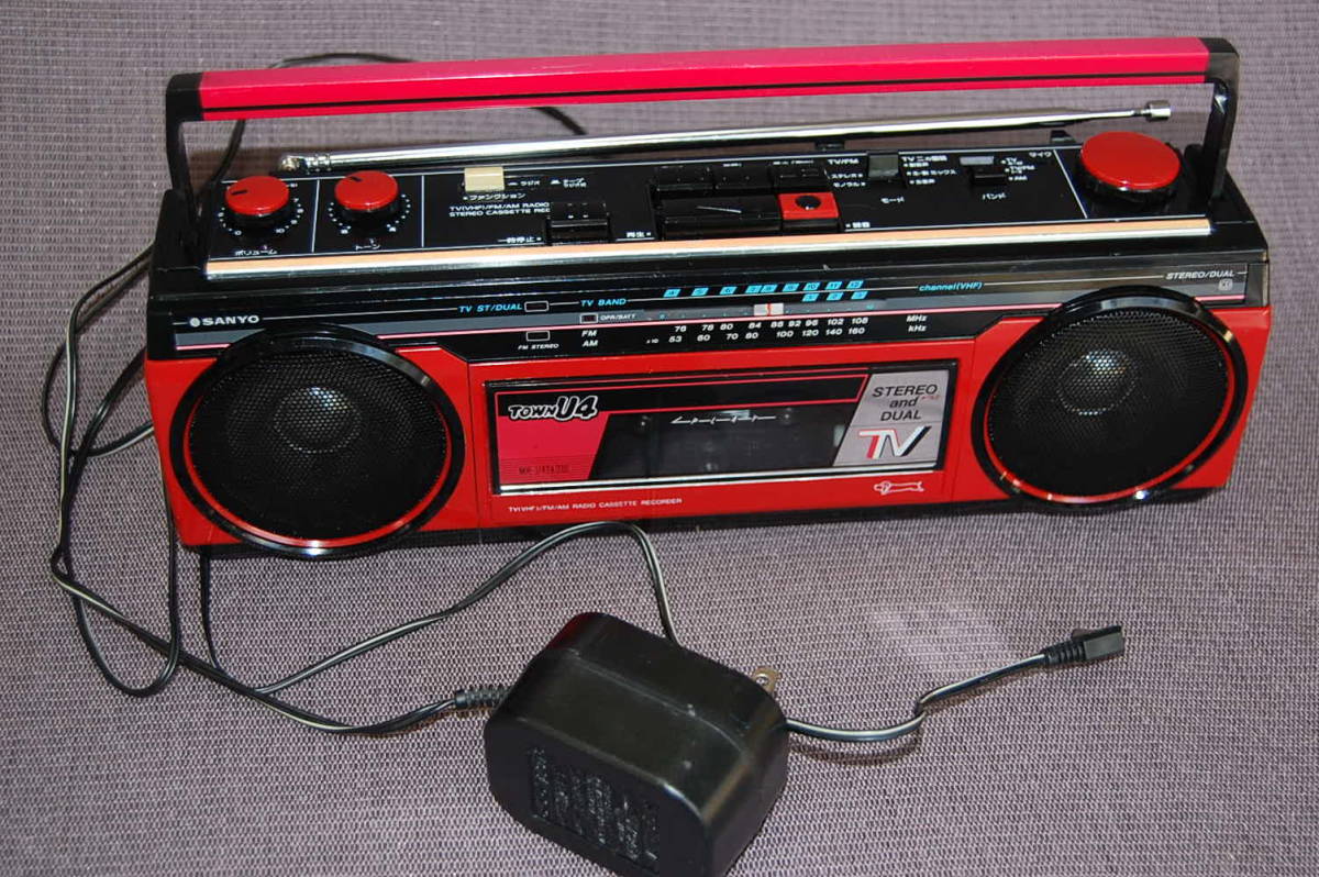 サンヨー　おしゃれなラジカセ　MR-U4T　人気の赤色　中古実働機　ディスプレーでも目立ちます　好きですラジカセ