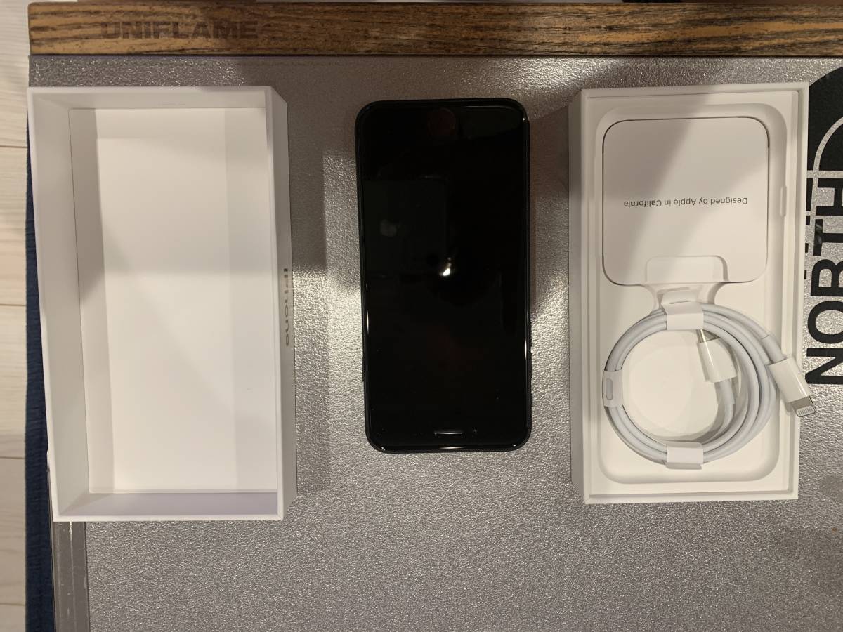 美品 Apple iPhone SE 第2世代 ブラック 64GB 外箱付 初期化済