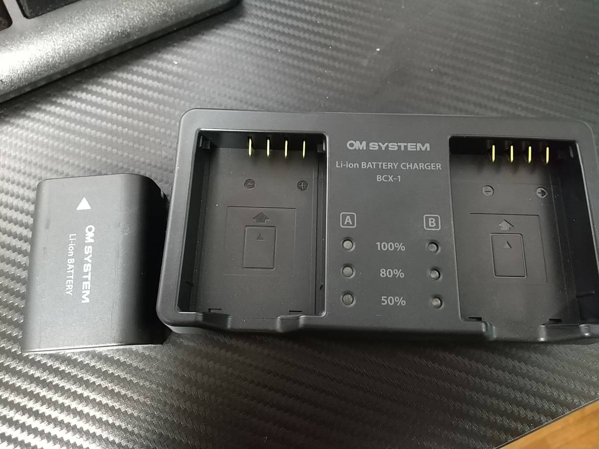 OM SYSTEM リチウムイオン充電器 BCX-1 純正電池(BLX-1)付き 使用浅 