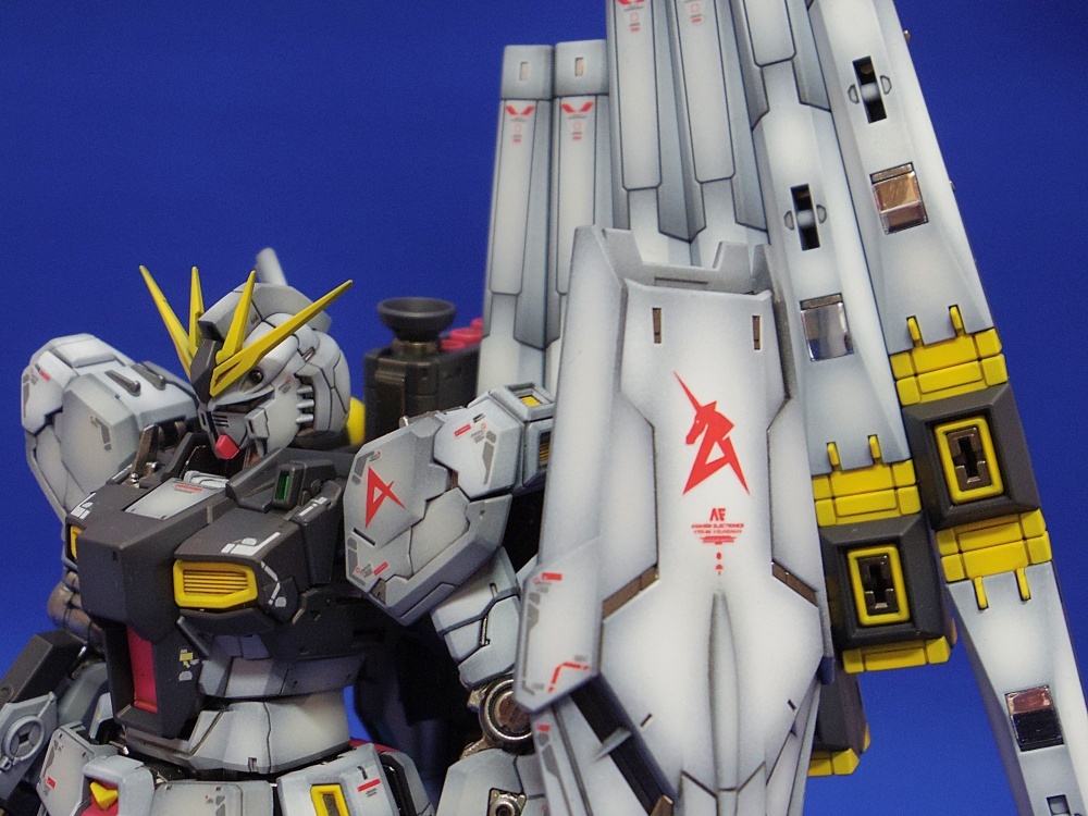 RG 1⁄144 νガンダム メタリック+パール全塗装 組立済み完成品