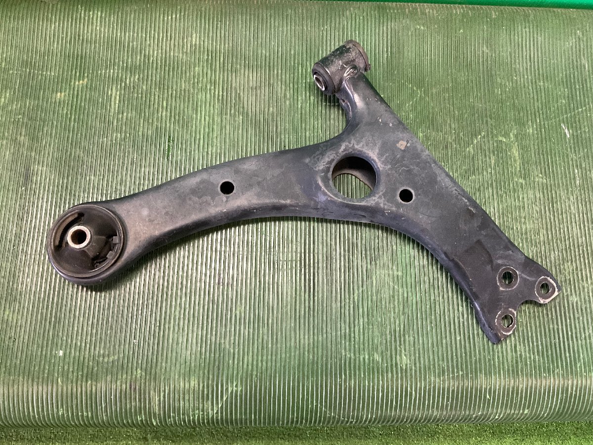 カローラアクシオ DBA-NZE141 右フロントロアアーム 34977 MB077