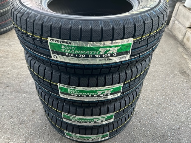 送料無料 2023年製 4本セット 在庫有り 国産 トーヨータイヤ ウィンタートランパスTX 215/70R16 215/70-16 100Q 新品スタッドレス