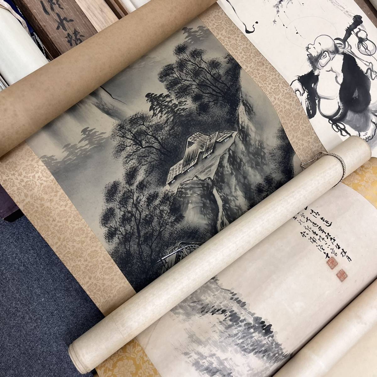 【C-19345a】10本以上 掛け軸 おまとめ 掛軸 刺画 堂野夢酔 布袋図 湖山 コレクション 山本敦史 骨董 木箱 中古 保管品
