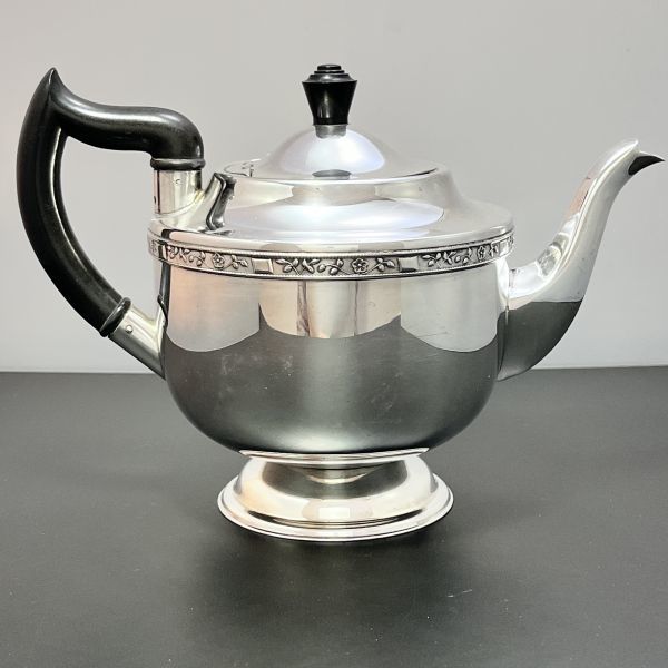 Viners.】 アールデコのティーポット【シルバープレート】 Walker Hall