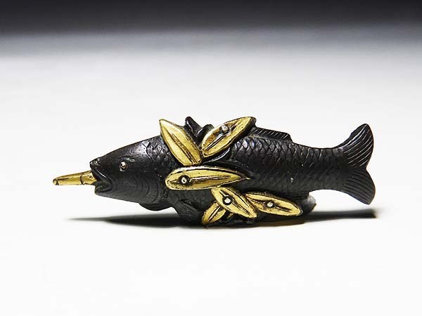 桃】刀装具：金工銅地鍍金笹に魚片目貫