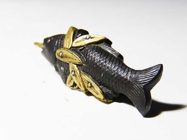桃】刀装具：金工銅地鍍金笹に魚片目貫