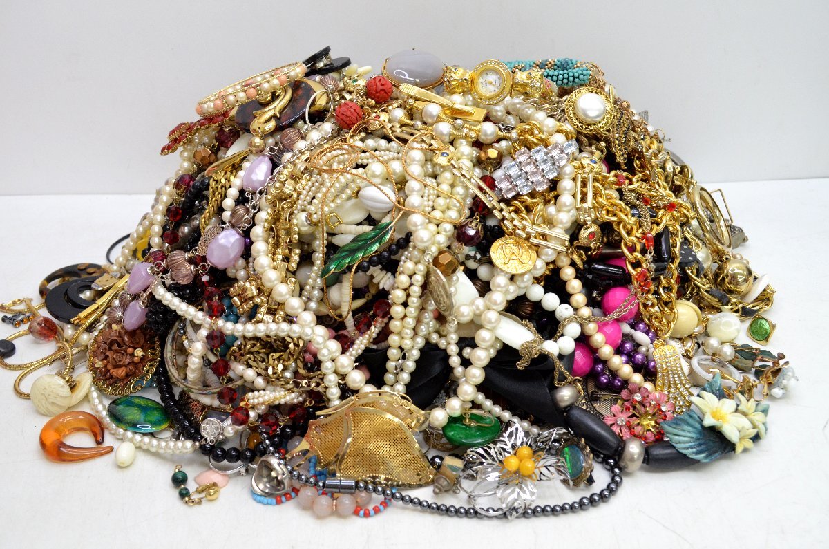 1円 【A】～ 約10kg アクセサリー まとめ 大量 ネックレス ブローチ イヤリング など メッキ イミテーション ジャンク品 fui