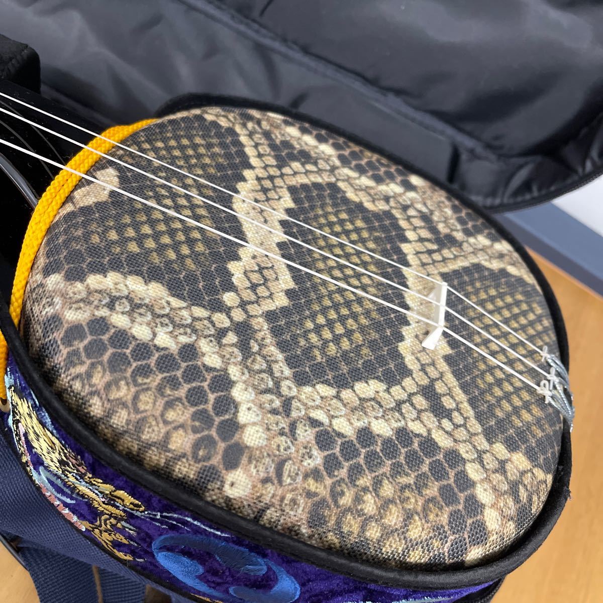 琉球三味線 沖縄 蛇柄 龍 （リュックケースバッグ付） 現状品