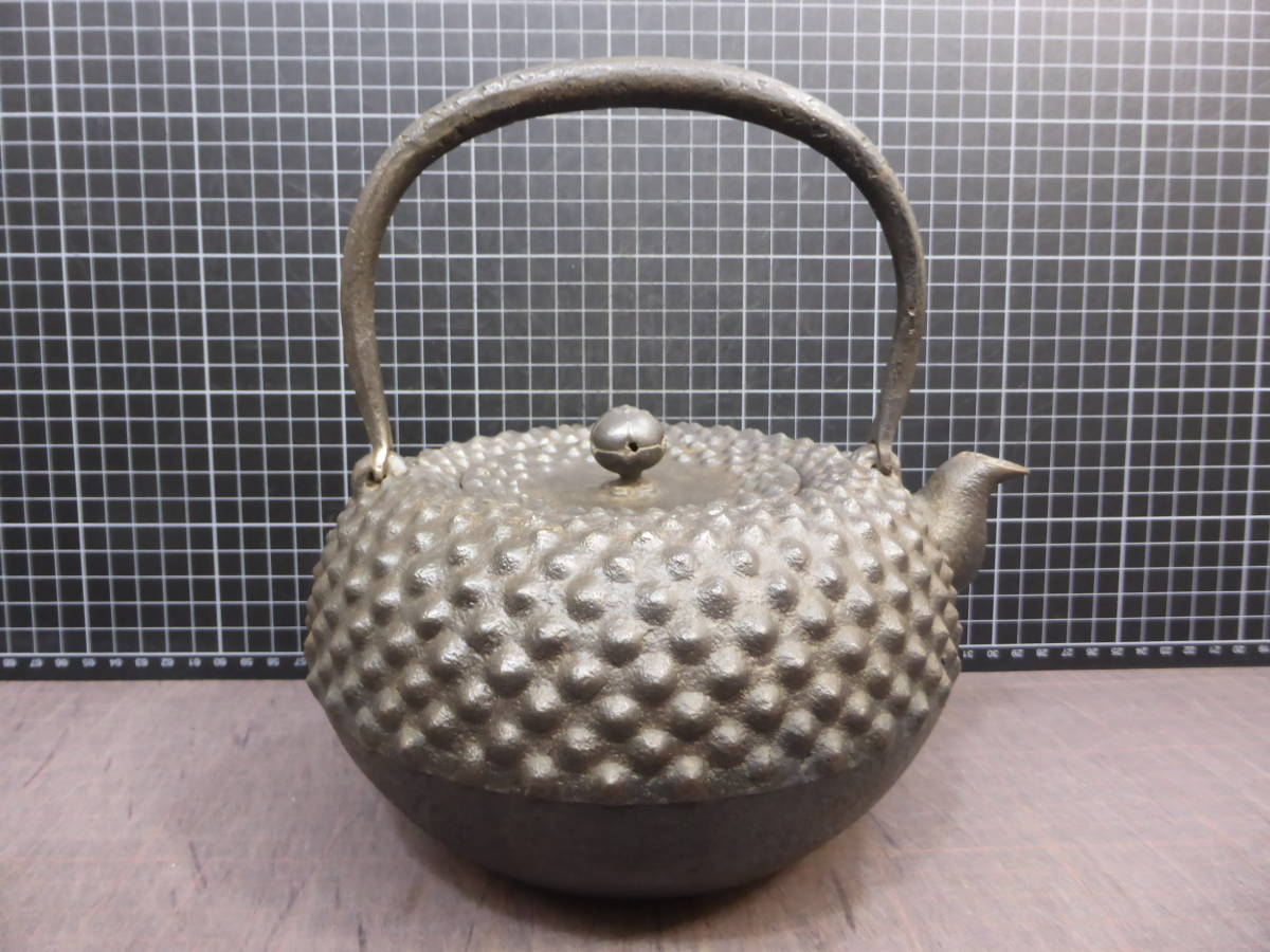 鉄瓶　全て蓋なし　水漏れあり 599 「熊谷 善平」南部大アラレ鉄瓶 満水1700mL 重さ1929g 水漏れは