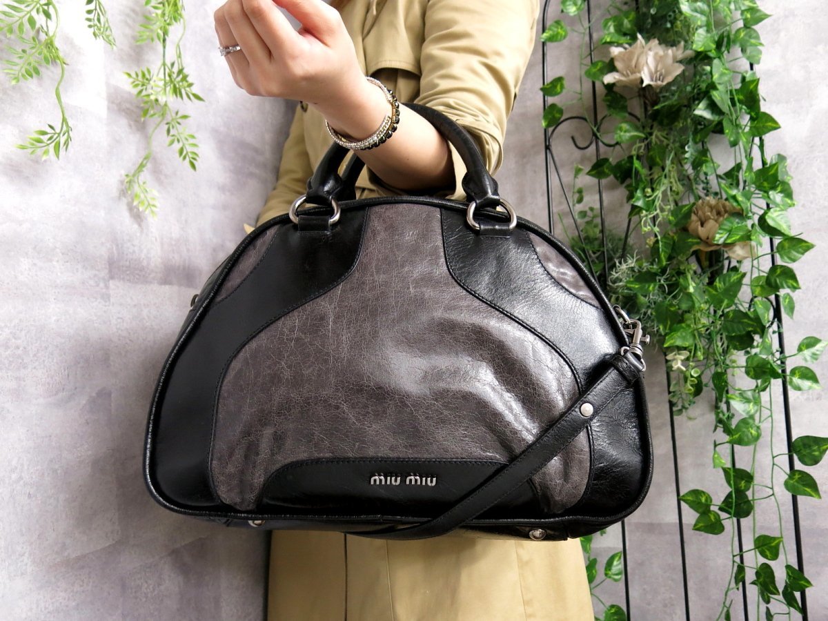 ●超美品●miu miu ミュウミュウ●バイカラー●カーフ レザー●2way ボストン バッグ●黒 グレー●クロム金具●斜め掛け●B5 収納●Js42179