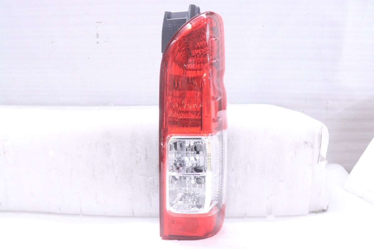 3Y-1380★美品★4型～ 200系 ハイエース★右テールライト DX GLパッケージ KOITO 26-140 ユニット 純正★トヨタ (DM)