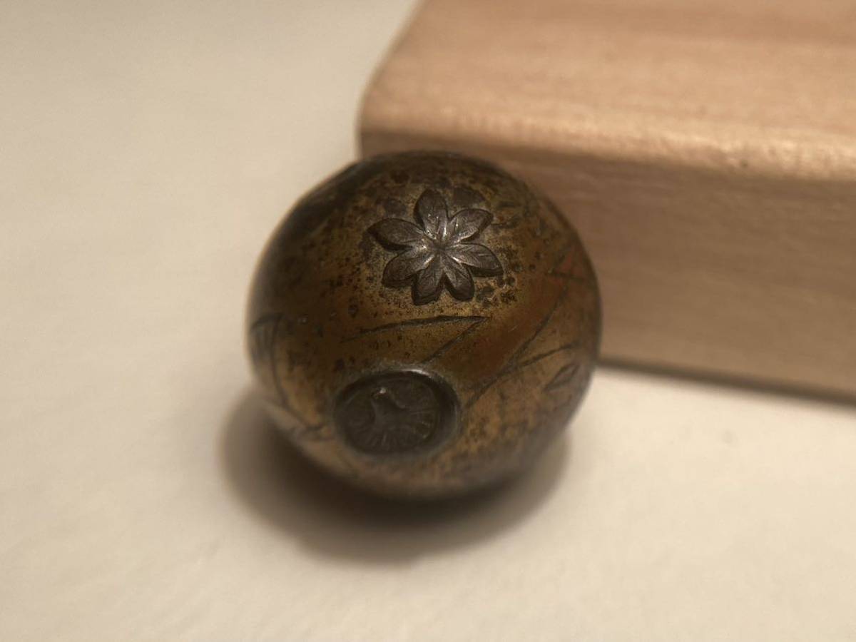 時代物 根付 円形 天然素材 平根付 提物 古玩 アンティーク 根付 時代物 提げ物 - 根付(喫煙グッズ)の中古品 工芸品 蔵出し 時代 緒締