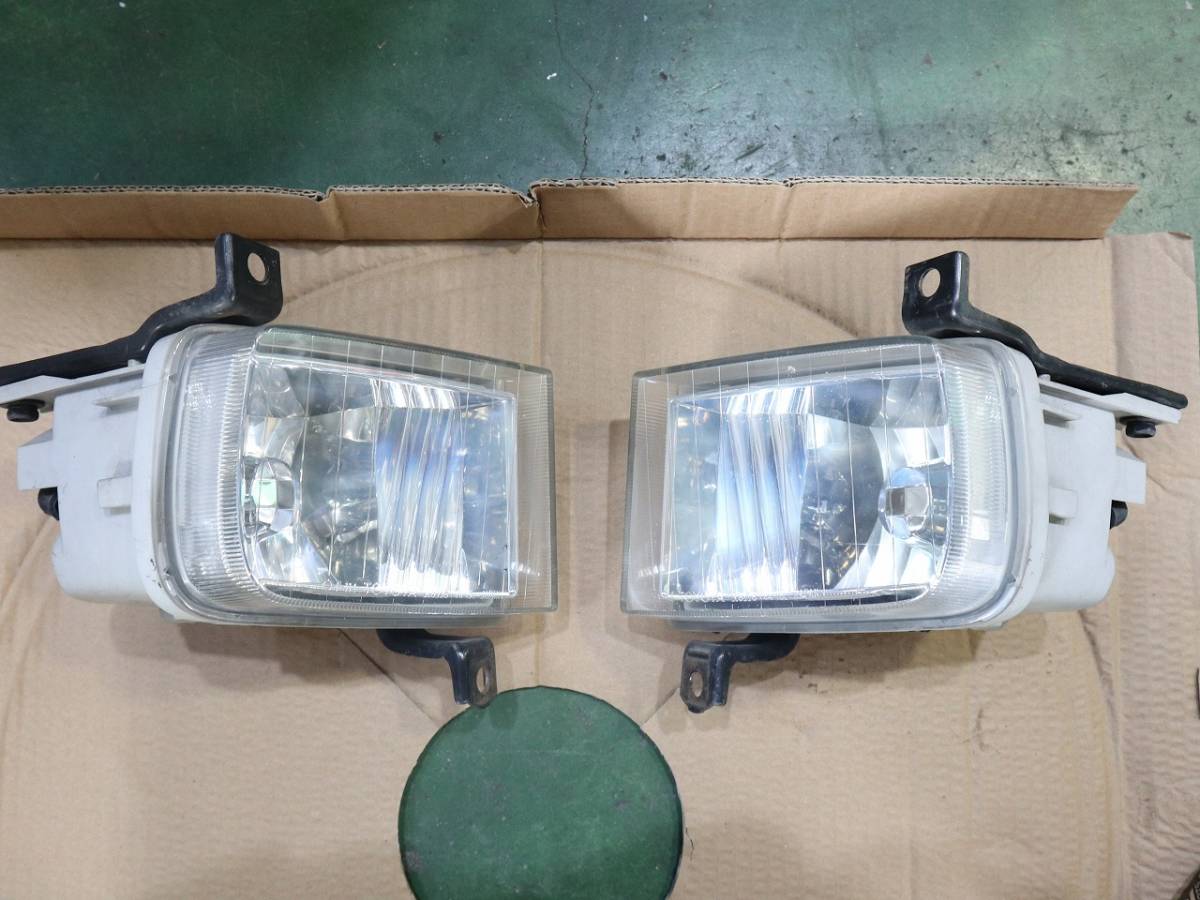 100系ハイエースワゴン後期 純正フォグランプ左右 KOITO 81211-26050 