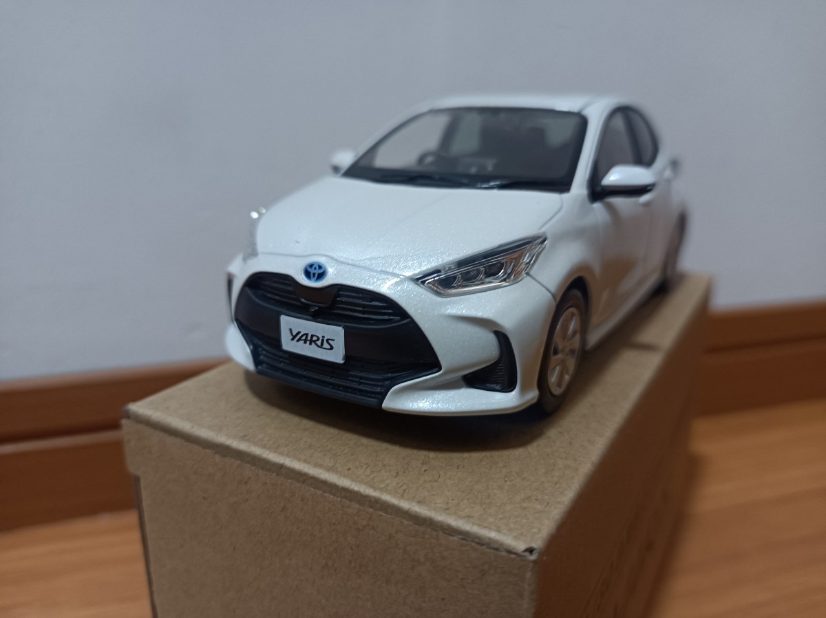 トヨタ新型ヤリス 1/30 カラーサンプルミニカー ホワイトパール