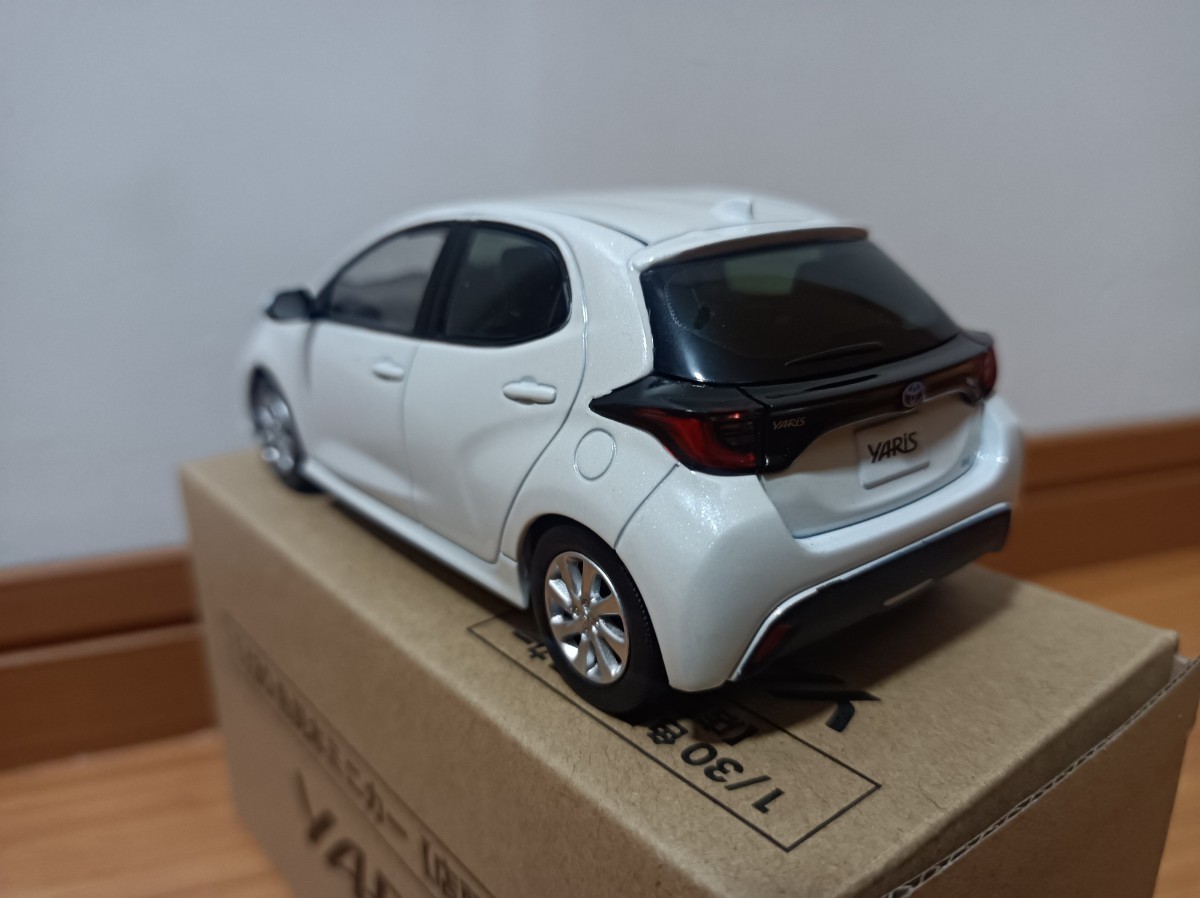 トヨタ新型ヤリス 1/30 カラーサンプルミニカー ホワイトパール