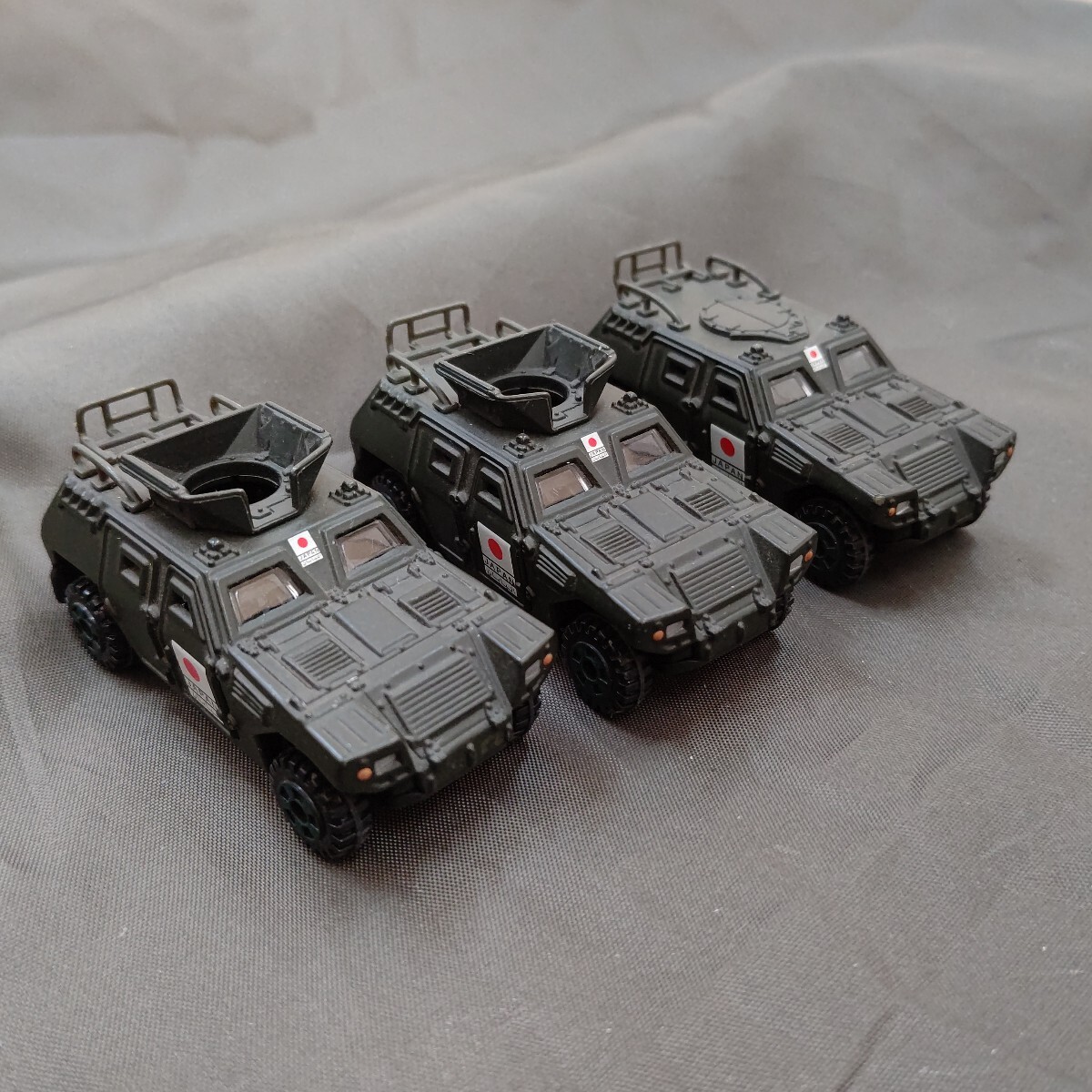 トミカ114-3 自衛隊 軽装甲機動車 通常品1台、トイザらスオリジナル2
